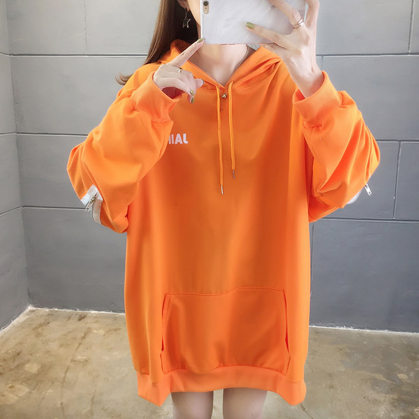 Széles modell női pulóver felirattal és kapucnival