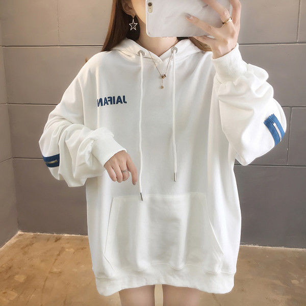 Széles modell női pulóver felirattal és kapucnival