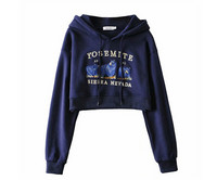 Új modell rövid női pulóver kapucnival és mintával