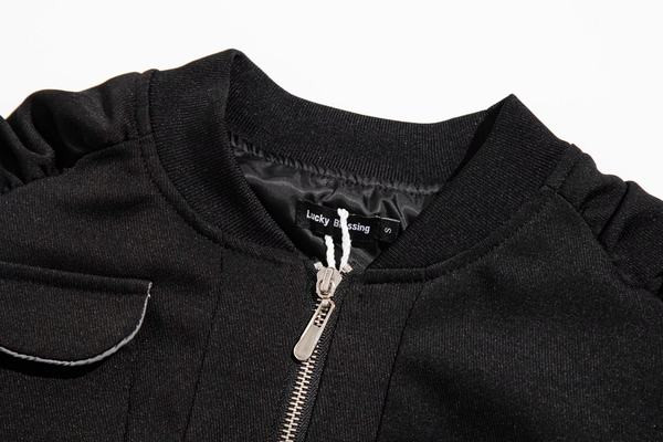 Rövid női pulóver fekete cipzárral és zsebekkel