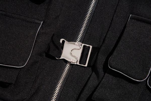 Rövid női pulóver fekete cipzárral és zsebekkel