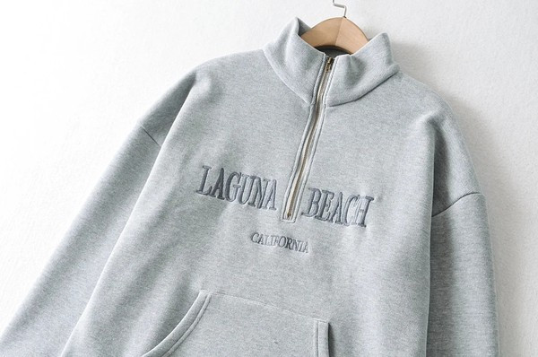 Γυναικείο φούτερ με κεντητή επιγραφή και ψηλό γιακά