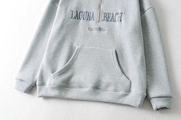 Γυναικείο φούτερ με κεντητή επιγραφή και ψηλό γιακά