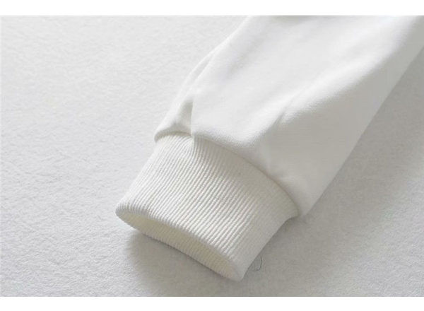 Rövid női blúz ovális nyakkivágással és hosszú ujjal