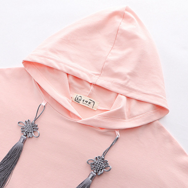 Női széles pulóver kapucnival és nyakkendővel