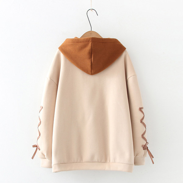 Női pulóver kapucnival és hímzéssel