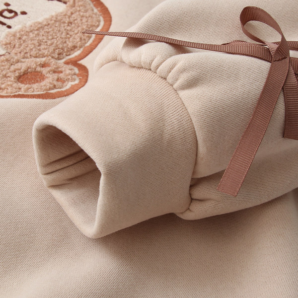 Női pulóver kapucnival és hímzéssel