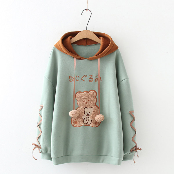 Női pulóver kapucnival és hímzéssel