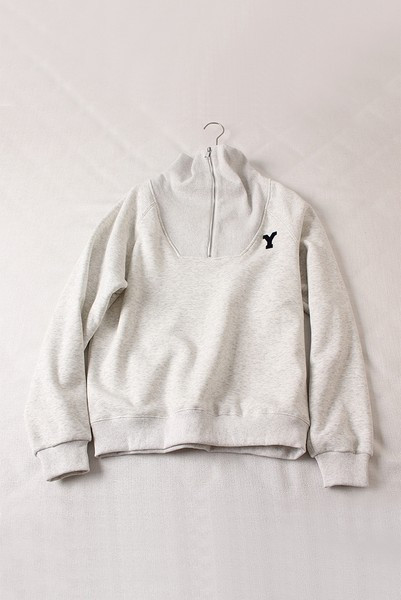 Μοντέρνο γυναικείο φούτερ με ψηλό γιακά και κέντημα