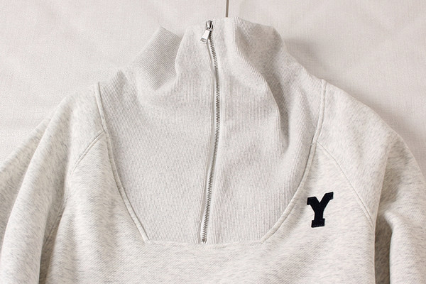 Μοντέρνο γυναικείο φούτερ με ψηλό γιακά και κέντημα