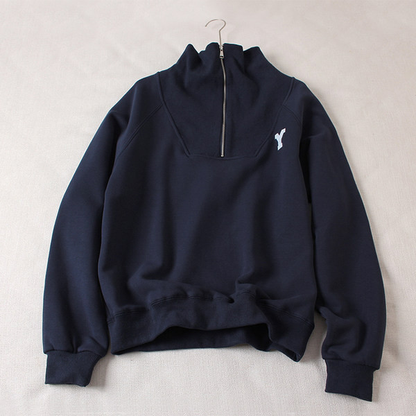 Μοντέρνο γυναικείο φούτερ με ψηλό γιακά και κέντημα