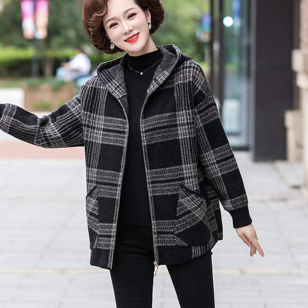 Vékony női kabát kapucnival és cipzárral