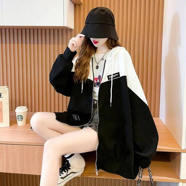 Széles modell női pulóver fém rögzítéssel és megkötővel