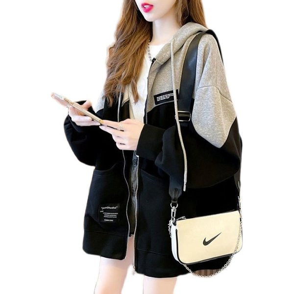 Széles modell női pulóver fém rögzítéssel és megkötővel