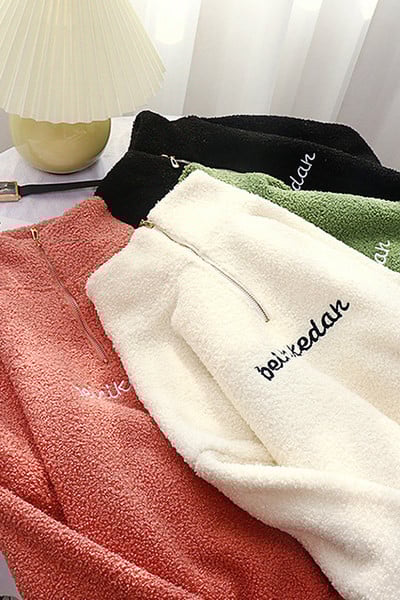 Hanorac de damă din puf cu fermoar și broderie