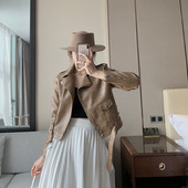 Modern bőrdzseki, derekán övvel