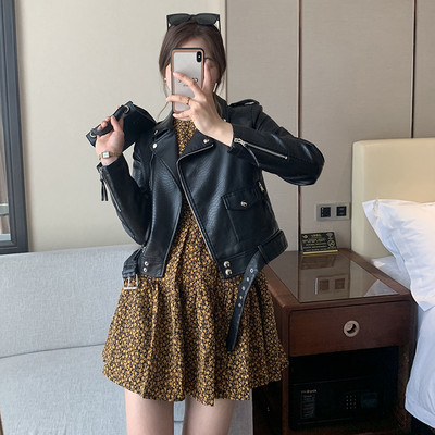 Modern bőrdzseki, derekán övvel