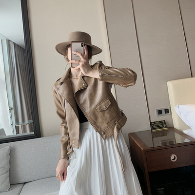 Modern bőrdzseki, derekán övvel