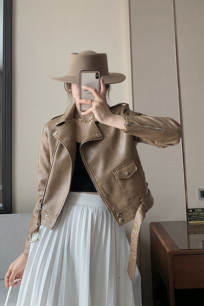 Modern bőrdzseki, derekán övvel