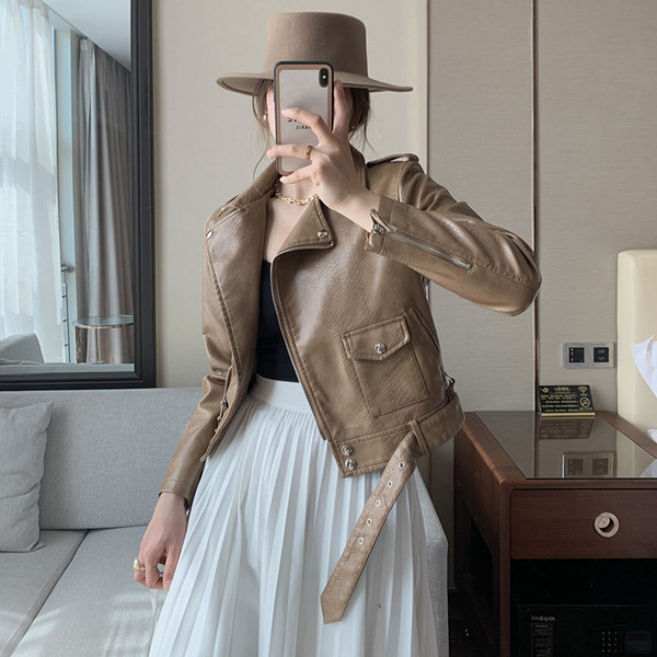 Modern bőrdzseki, derekán övvel