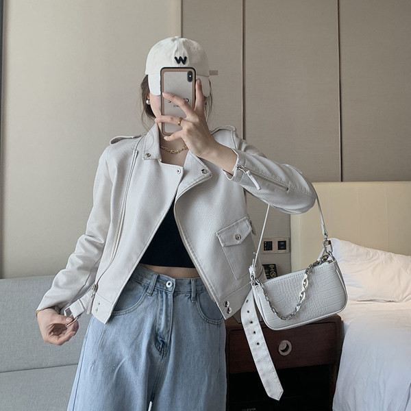 Modern bőrdzseki, derekán övvel