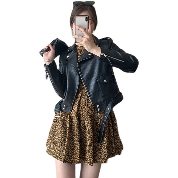 Modern bőrdzseki, derekán övvel