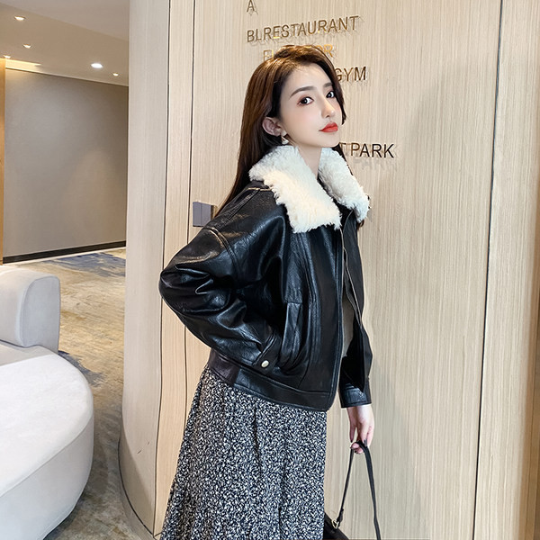 Geacă modernă din piele cu guler în jos