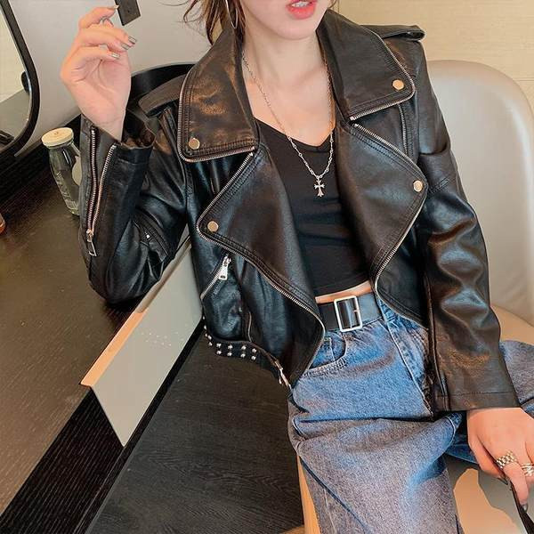 Νέο μοντέλο γυναικείο κοντό έκο δερμάτινο μπουφάν σε μαύρο και μπεζ χρώμα