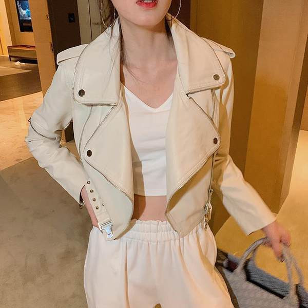 Νέο μοντέλο γυναικείο κοντό έκο δερμάτινο μπουφάν σε μαύρο και μπεζ χρώμα