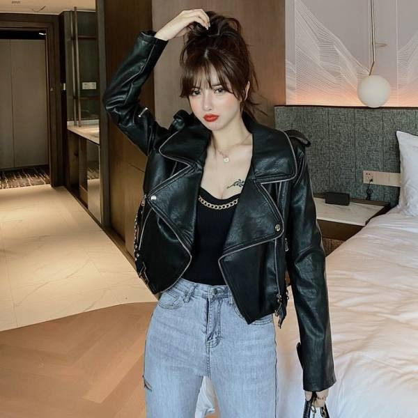 Νέο μοντέλο γυναικείο κοντό έκο δερμάτινο μπουφάν σε μαύρο και μπεζ χρώμα