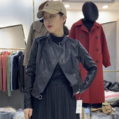 Fekete és bézs színű női kabát cipzárral