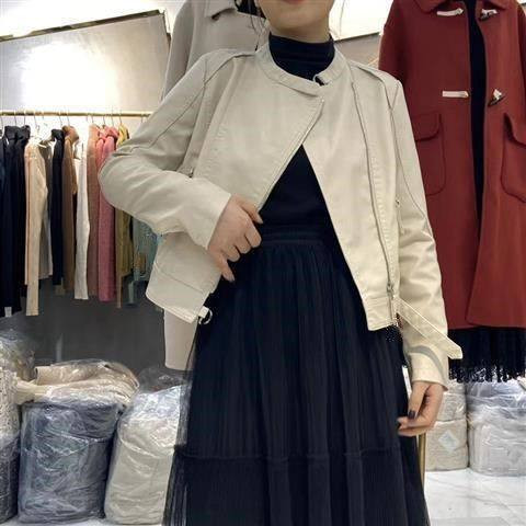 Fekete és bézs színű női kabát cipzárral