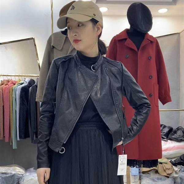 Fekete és bézs színű női kabát cipzárral