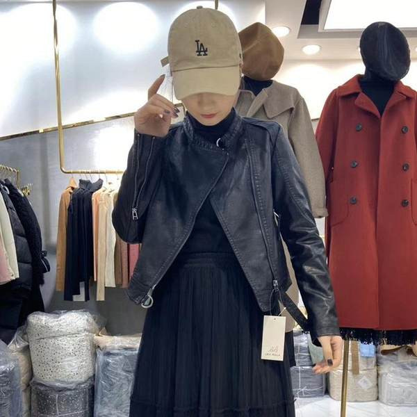 Fekete és bézs színű női kabát cipzárral