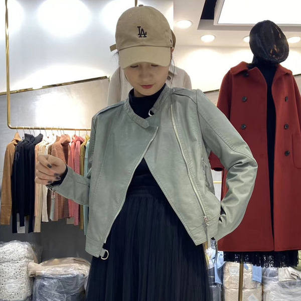 Fekete és bézs színű női kabát cipzárral