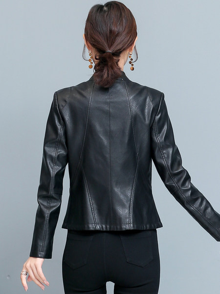 Női műbőr kabát zsebekkel, alacsony gallérral