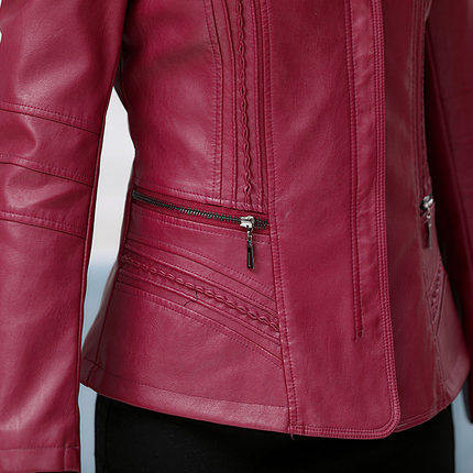 Ženska kožna jakna s klasičnim ovratnikom i džepom