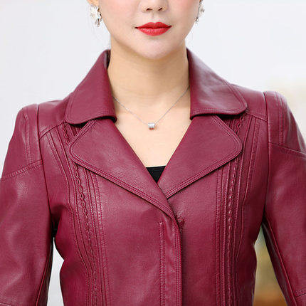 Ženska kožna jakna s klasičnim ovratnikom i džepom