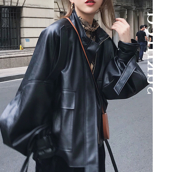 Széles modell bőrkabát zsebekkel