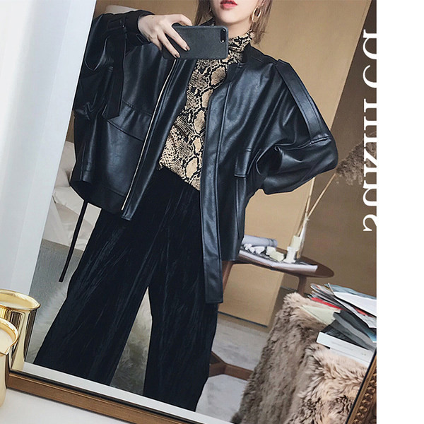 Széles modell bőrkabát zsebekkel