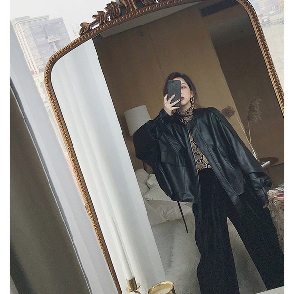 Széles modell bőrkabát zsebekkel