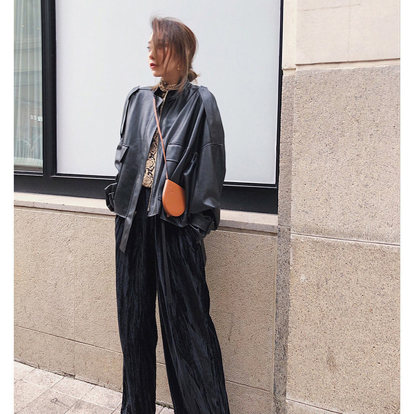 Széles modell bőrkabát zsebekkel