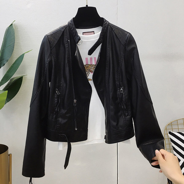 Női bőrdzseki aszimmetrikus rögzítéssel