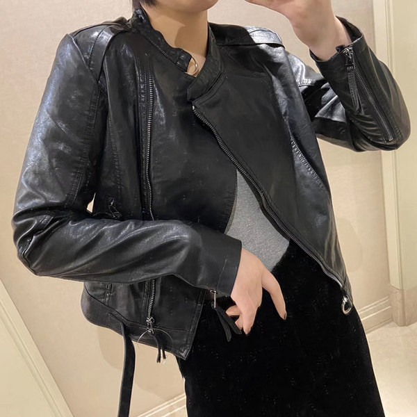 Női bőrdzseki aszimmetrikus rögzítéssel