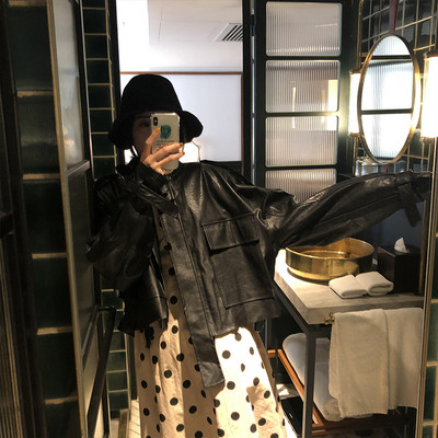 Női bőrkabát fekete színben, cipzárral