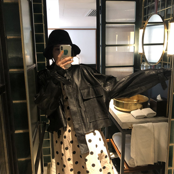 Női bőrkabát fekete színben, cipzárral