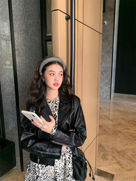 Geaca de piele de dama cu fermoare si guler