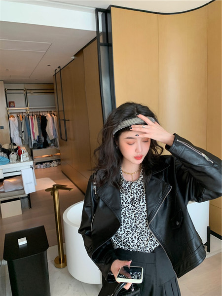 Geaca de piele de dama cu fermoare si guler