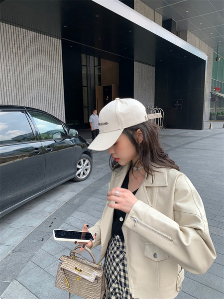 Geaca de piele de dama cu fermoare si guler