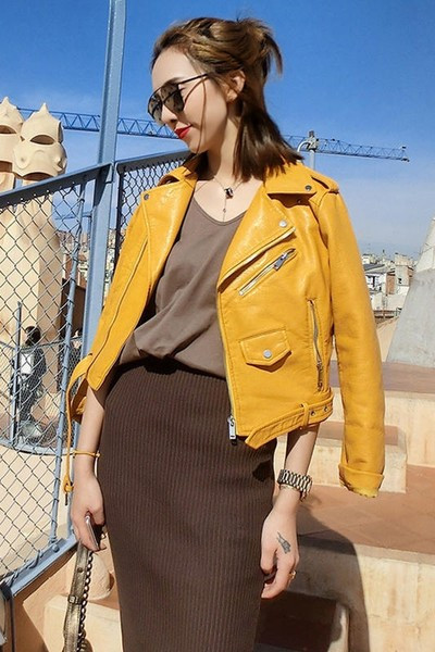 Színes női kabát övvel és cipzárral